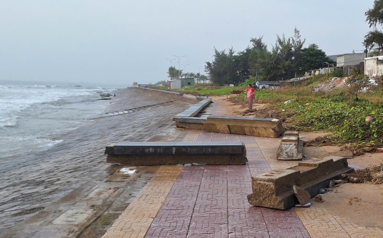 Sóng biển dâng cao đánh vỡ nhiều đoạn kè biển Phan Thiết, Mũi Né