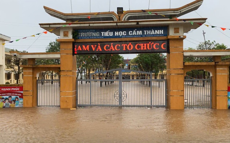 Hà Tĩnh vẫn còn hơn 18.000 học sinh nghỉ học, hồ Kẻ Gỗ đang xả tràn lưu lượng 300m³/s