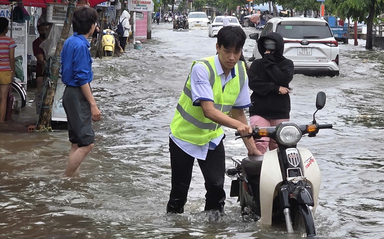 Triều cường lập đỉnh tại TP.HCM, bạn trẻ lập đội hình tình nguyện giúp dân vượt ngập an toàn