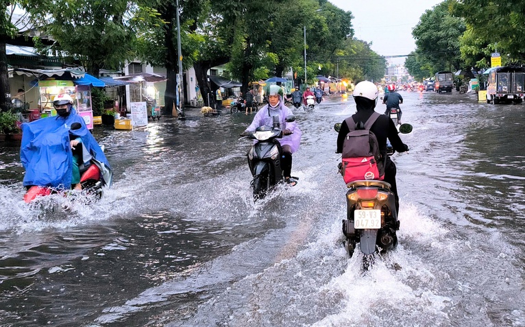 Ngập nặng trung tâm TP.HCM sau mưa, người đi đường bị điện giật nghi từ mối nối hở nhà dân