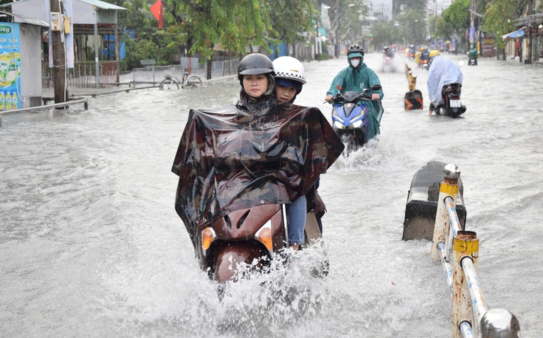 Đường Nguyễn Văn Khối, Lê Văn Thọ ngập nặng, dân đắp bao cát 'không ăn thua'