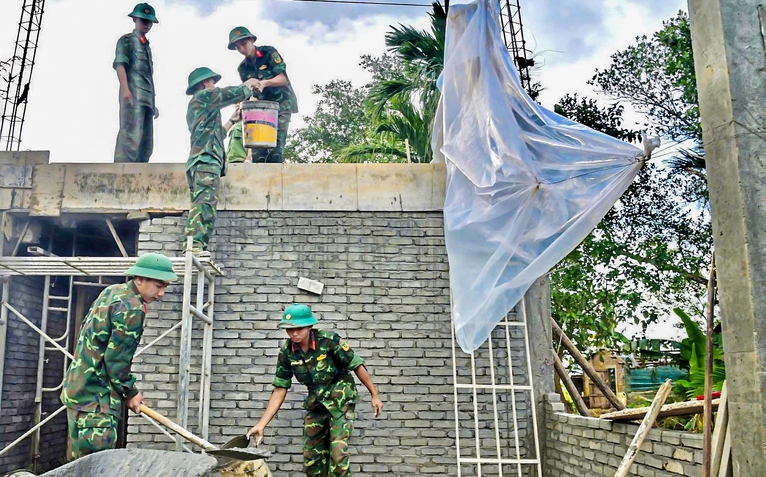 Tốc độ làm nhà mới của bộ đội ở vùng lũ nhanh tới mức khiến người dân ngạc nhiên