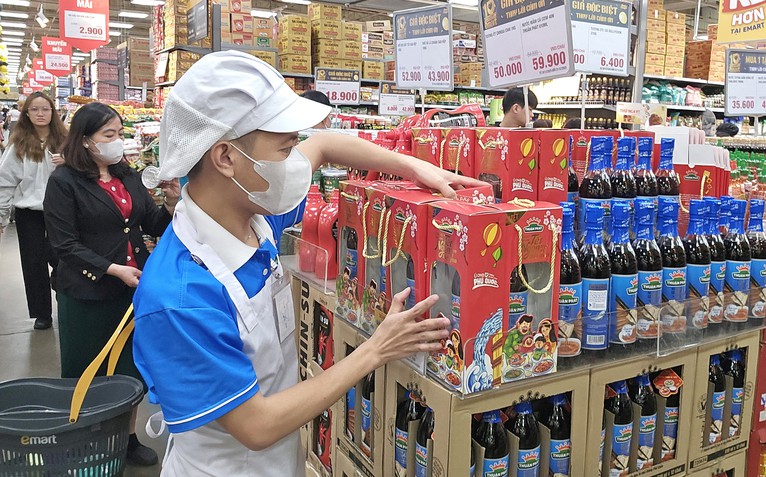 Hàng Tết lên kệ sớm: Nguồn cung dồi dào, giá ra sao?