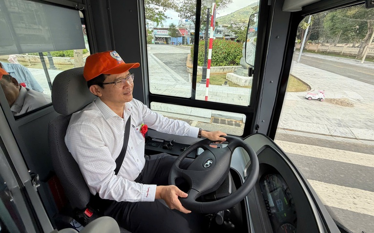 Chủ tịch Côn Đảo cầm lái chở hành khách xe buýt điện đầu tiên tại đặc khu