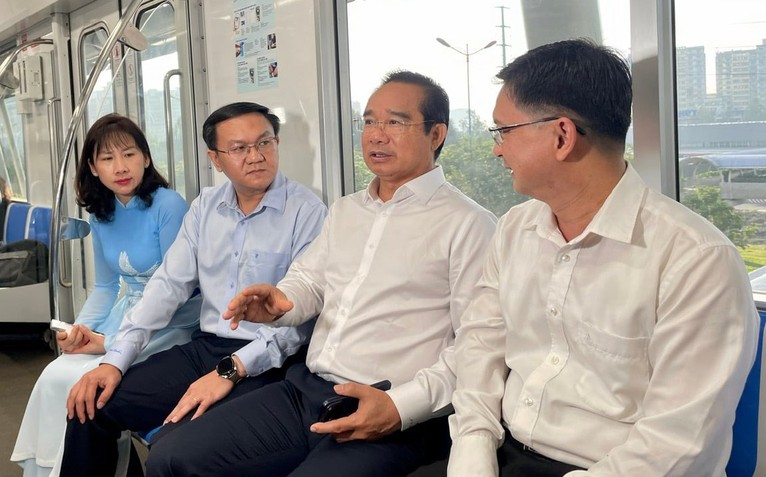 Chủ tịch UBND TP.HCM đi metro số 1 đến Trung tâm Phục vụ hành chính công trong ngày đầu ra mắt