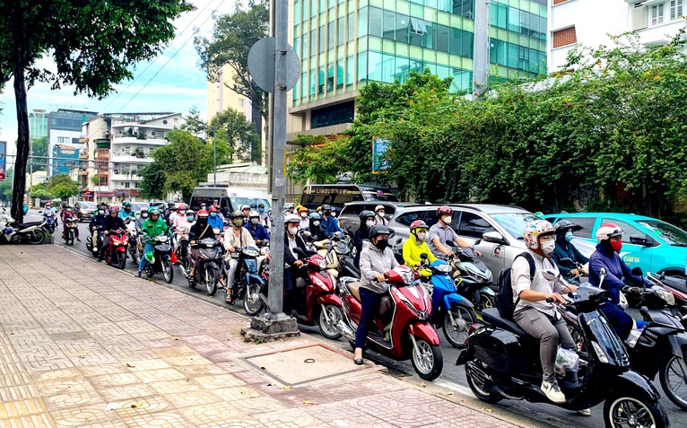 Giảm xe máy leo lề, người dân thong thả đi bộ trên vỉa hè