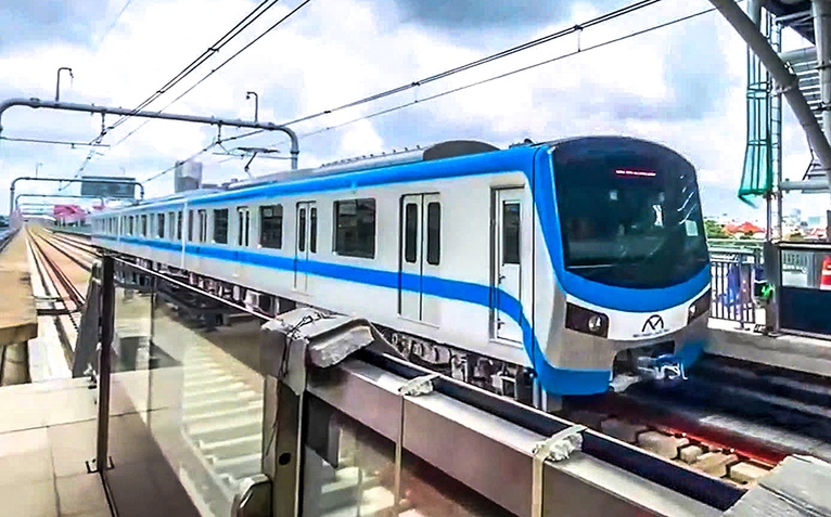 Cuộc thi ảnh Tuổi Xanh: Học sinh đi metro sáng tác ảnh