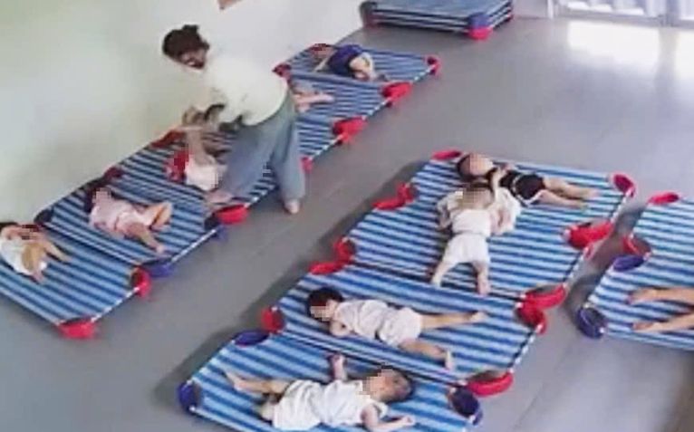 Chủ nhà trẻ khóc lóc, xin gia đình tha thứ sau vụ bạo hành trẻ