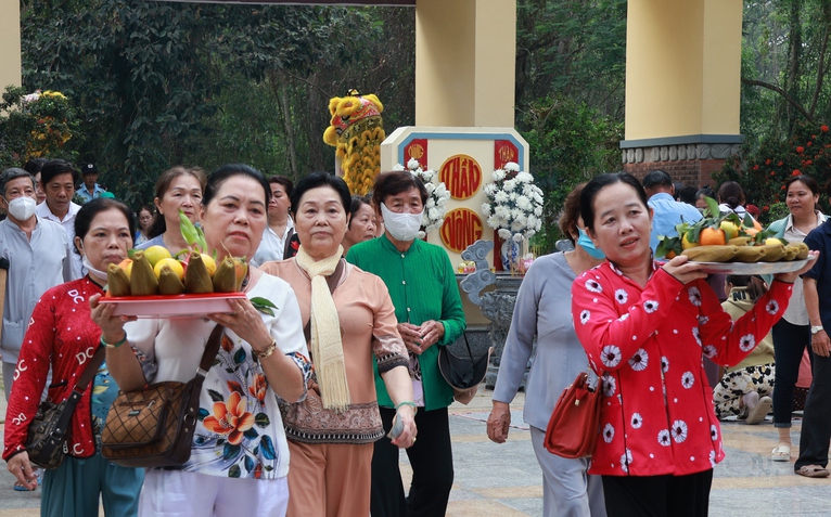 Đãi bánh xèo miễn phí trong lễ hội vía Bà Chúa Xứ ở Gò Tháp