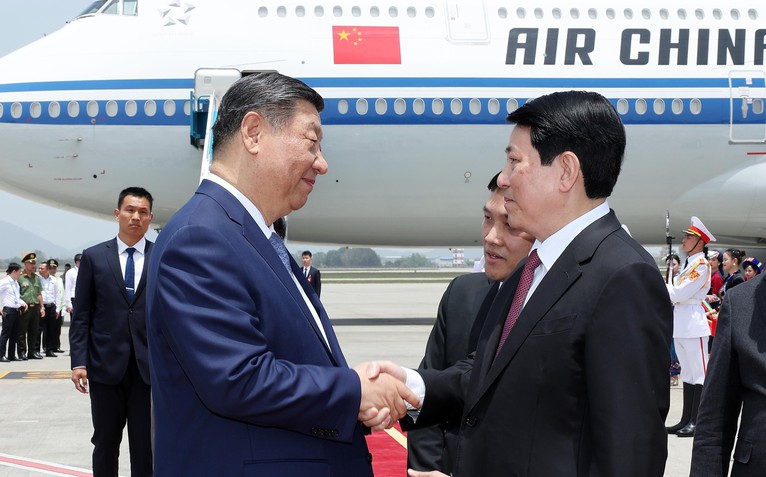 Chủ tịch nước Lương Cường đón Tổng Bí thư, Chủ tịch nước Trung Quốc Tập Cận Bình tại Nội Bài