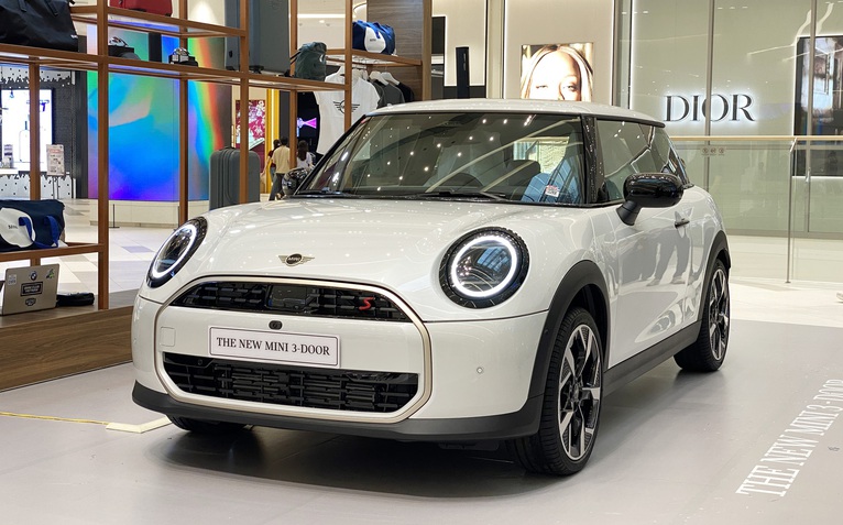 MINI Cooper 2025 ra mắt Việt Nam: Giá từ 2,099 tỉ đồng, màn tròn đầu tiên trên thế giới