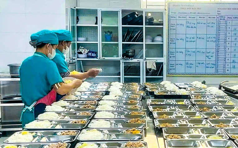 Một bữa ăn bán trú phải đóng thuế 2 lần?