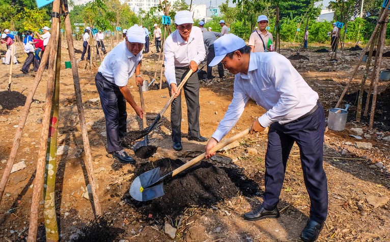 Trồng hơn 100 cây xanh, tăng mảng xanh cho công viên Khánh Hội