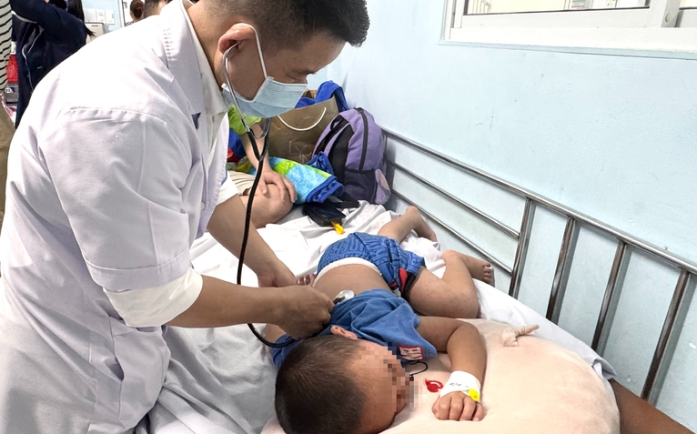 Ca mắc tay chân miệng, sốt xuất huyết tại TP.HCM tăng mạnh, nguy cơ dịch chồng dịch