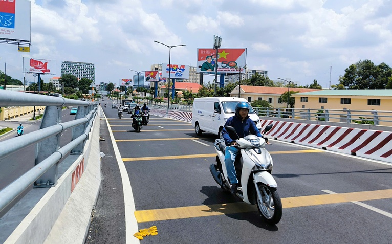 Đường Trần Quốc Hoàn, lối vào ga T3 có biển báo đầy đủ nhưng sao người dân vẫn đi nhầm?