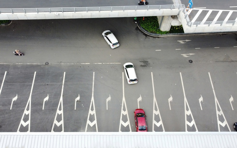 'Chốt' điều chỉnh giao thông trước nhà ga T3 để người dân đi lại thuận tiện hơn