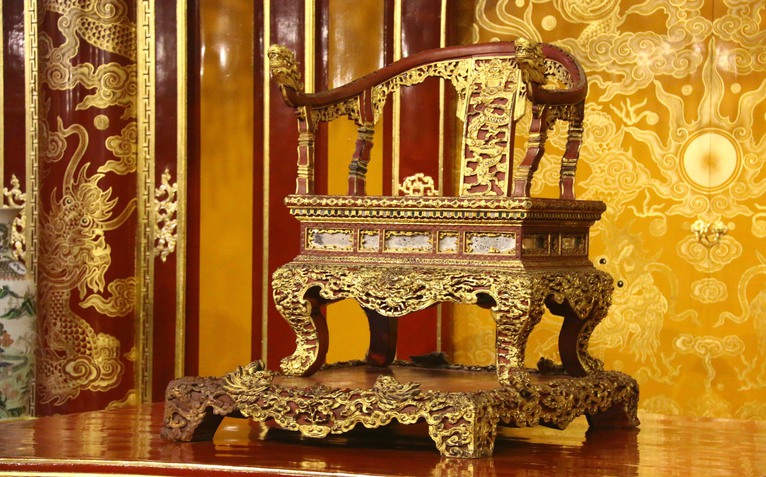 Ngai vàng triều Nguyễn đẹp và tinh xảo cỡ nào trước khi bị bẻ gãy?