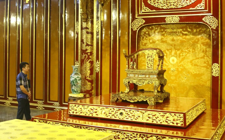 Ngai vàng triều Nguyễn làm bằng gỗ gì, sao dễ gãy vậy?