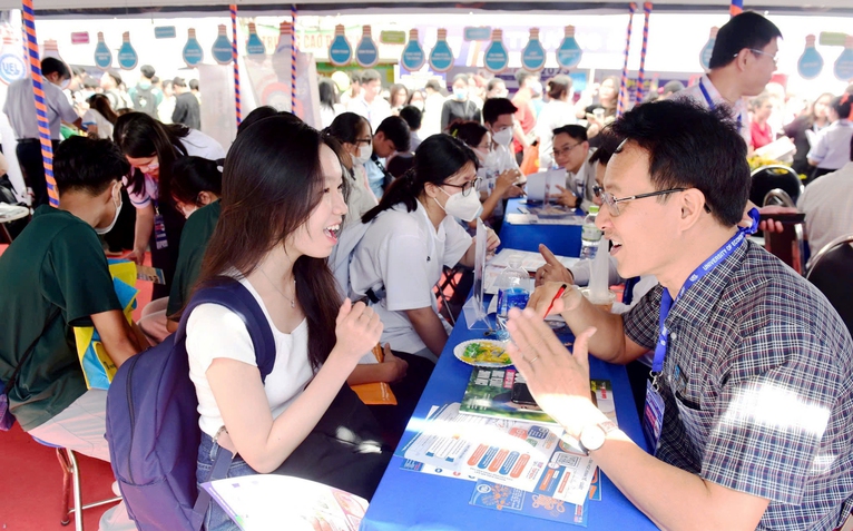 Ngày hội giải đáp thắc mắc nguyện vọng xét tuyển đại học 2025 tại Hà Nội, TP.HCM
