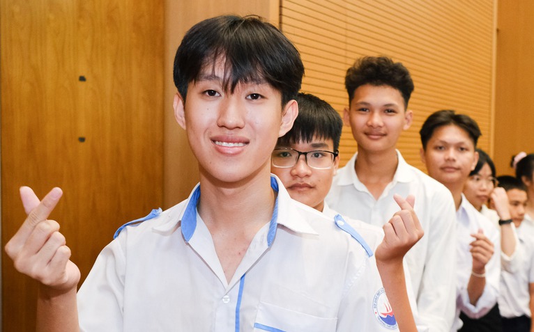 100 học sinh vượt khó khu vực Nam Trung Bộ - Tây Nguyên nhận học bổng Chắp cánh ước mơ
