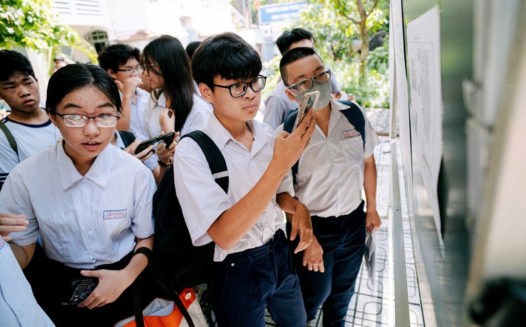 Cấm học sinh dùng điện thoại trong trường: Cần làm ngay!