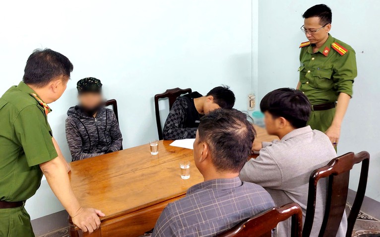 Buộc 'báo thủ' cùng dọn rác với cha mẹ là cách để các em biết nghĩ trước khi hành động