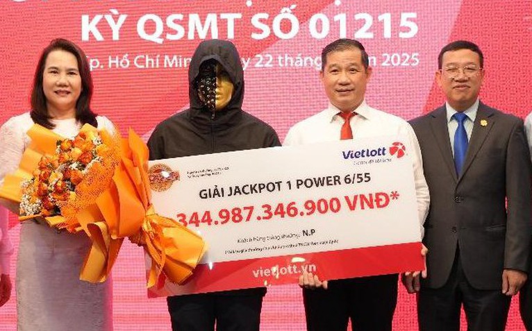 Người đàn ông ở TP.HCM trúng Vietlott 344 tỉ đồng: Nhìn dãy số trùng kết quả mà tôi thấy run