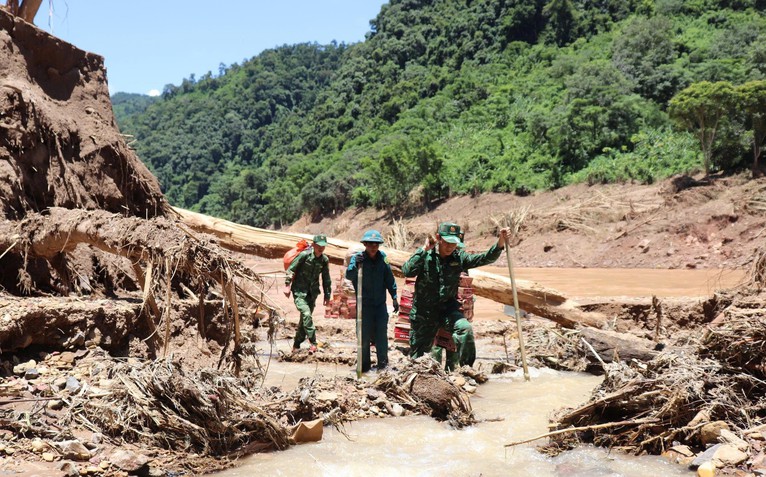 Gian nan đường vào xã Nhôn Mai, nơi vẫn bị cô lập hoàn toàn sau lũ một tuần