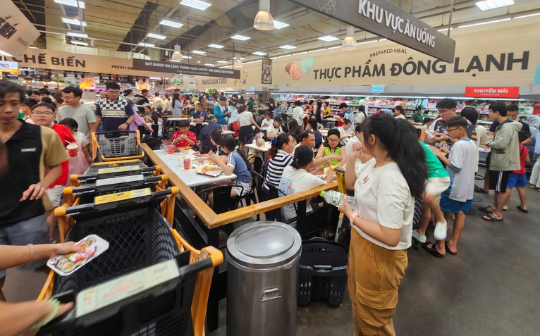 Đông đảo khách chen chân trong siêu thị, trung tâm thương mại TP.HCM ngày đầu nghỉ lễ 2-9