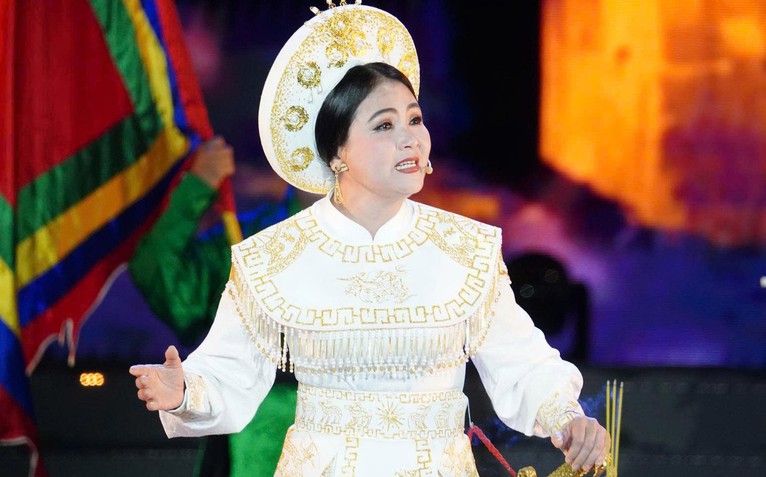 Nghệ sĩ Thanh Ngân xúc động hát Tiếng trống Mê Linh giữa phố đi bộ Nguyễn Huệ