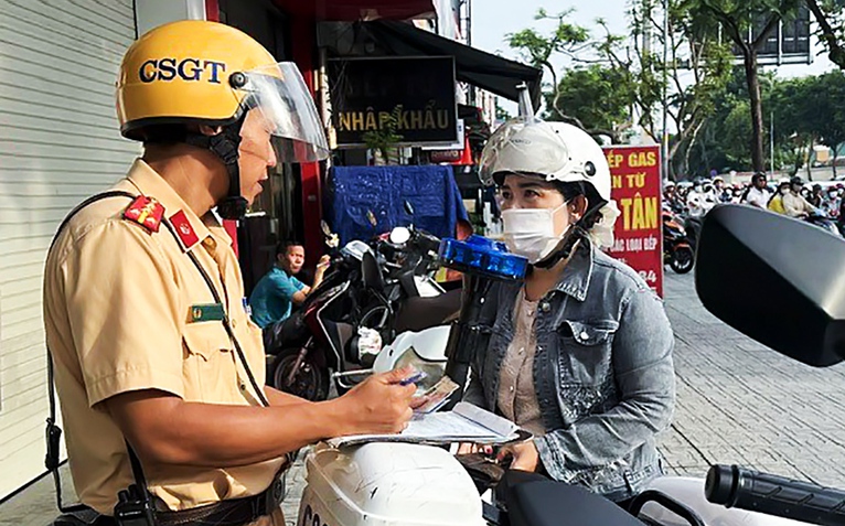 Thấy đường đông nên chạy xe lên vỉa hè để đi nhanh hơn?