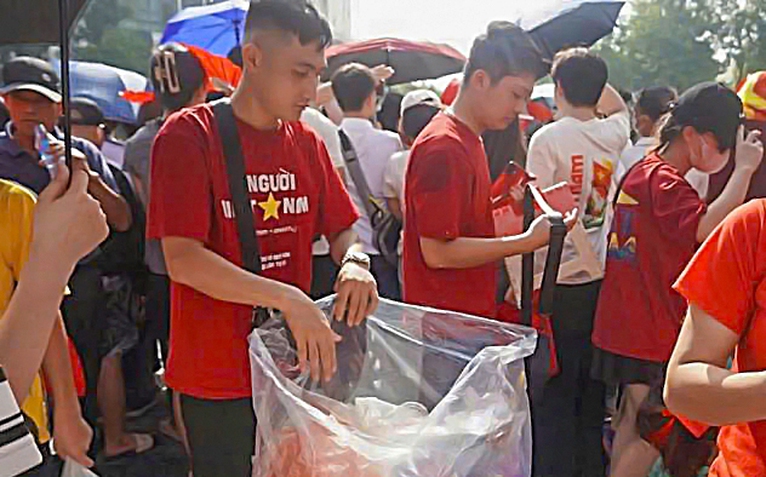 Càng đông vui, càng văn minh được không?