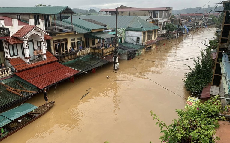 Sau một đêm, lũ trên sông Hồng dâng tới nóc nhà dân