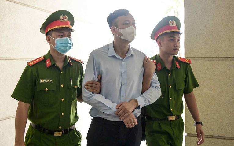 Vụ Thuận An: Bị cáo khai cho đồng nghiệp tiền chữa ung thư, làm từ thiện, chủ tọa bảo 'đừng kể nữa'
