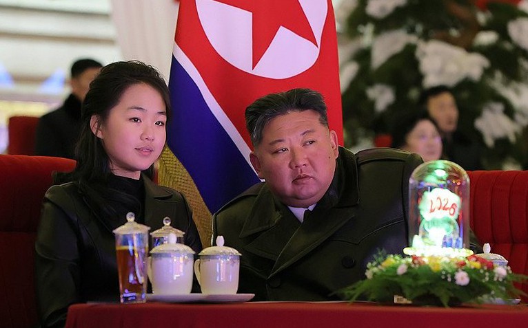 Ông Kim Jong Un cùng con gái dự lễ năm mới, gửi thông điệp đến binh sĩ ở Nga