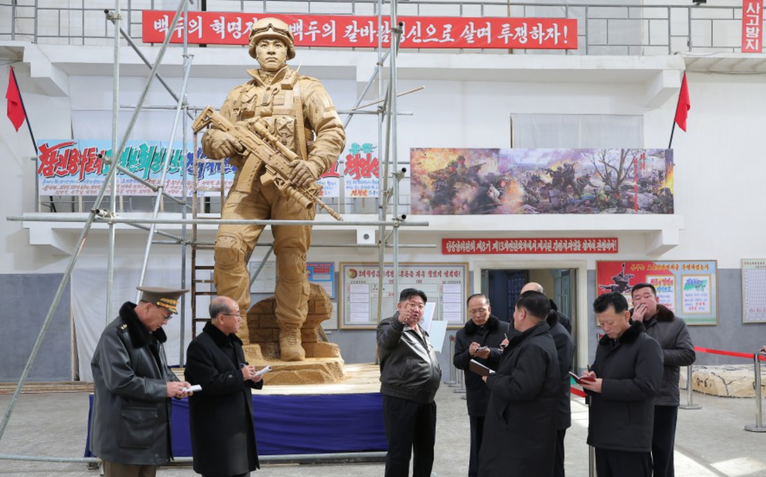 Ông Kim Jong Un thị sát xây tượng đài binh sĩ Triều Tiên tử trận ở nước ngoài