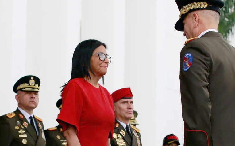 Quân đội và cảnh sát tuyên thệ trung thành với Tổng thống lâm thời Venezuela