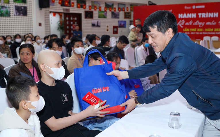 Mẹ của bệnh nhi mắc hội chứng Down, ung thư máu xúc động nhận quà Ước mơ của Thúy
