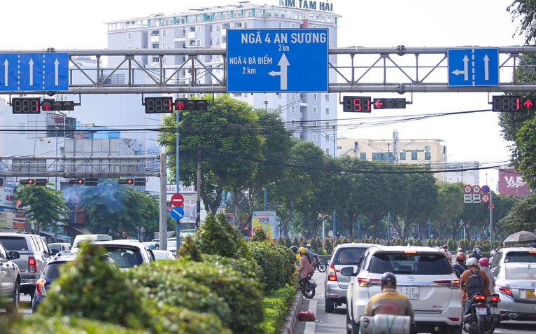 Cấm ô tô từ Trường Chinh vào Phạm Văn Bạch để lắp ống nước HDPE metro 2