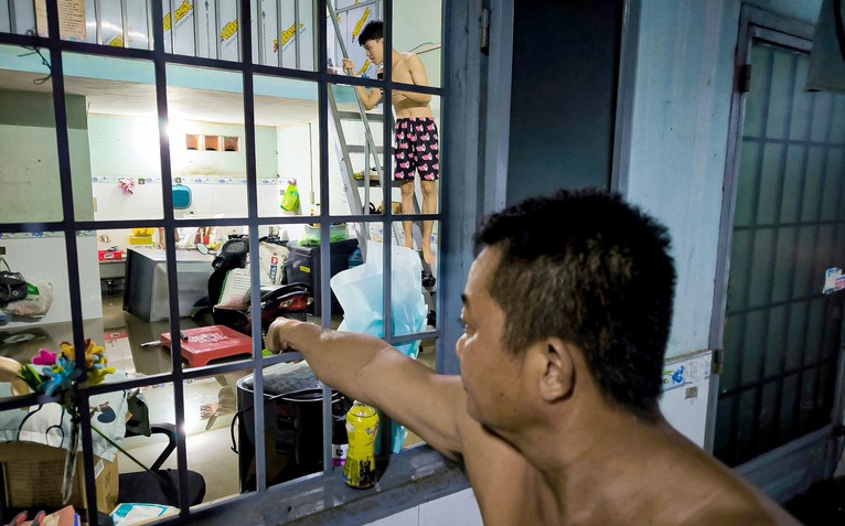 Nước từ rạch bất ngờ ùa vào, nửa đêm hàng trăm nhà dân phường Thủ Đức ngập sâu