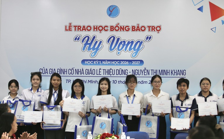 Quỹ của hai cố nhà giáo tài trợ toàn bậc đại học cho 7 tân sinh viên Tiếp sức đến trường