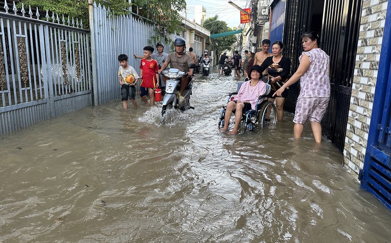 Triều cường sông Đồng Nai cao nhất từ sau năm 1975, nhiều tuyến đường, nhà dân ngập úng