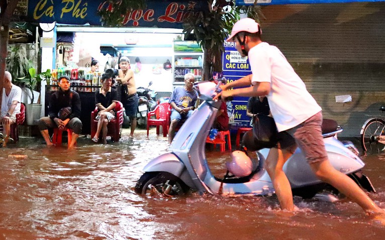 Thời tiết hôm nay 12-10: Triều cường Nam Bộ vẫn cao, miền Trung giảm mưa