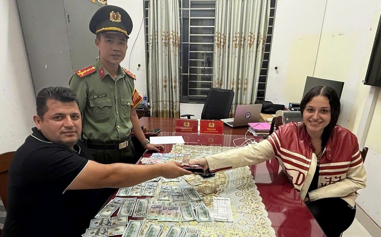 Nữ du khách Ukraine nhặt ví tiền lúc nửa đêm ở Đà Nẵng, mang đến công an tìm người đánh rơi