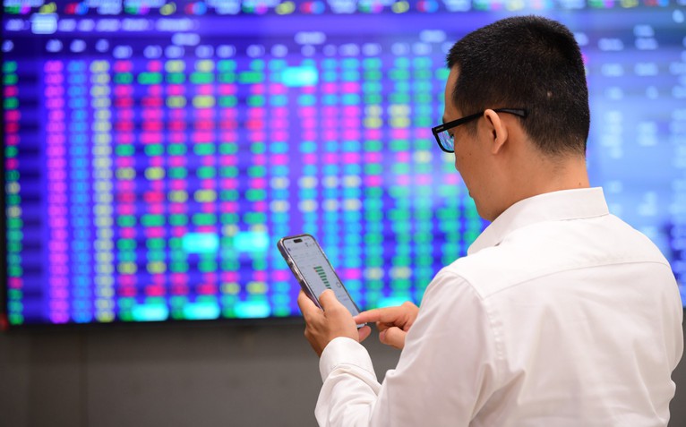 Chứng khoán 'trầm lắng' đầu tuần, PNJ lại giảm sàn