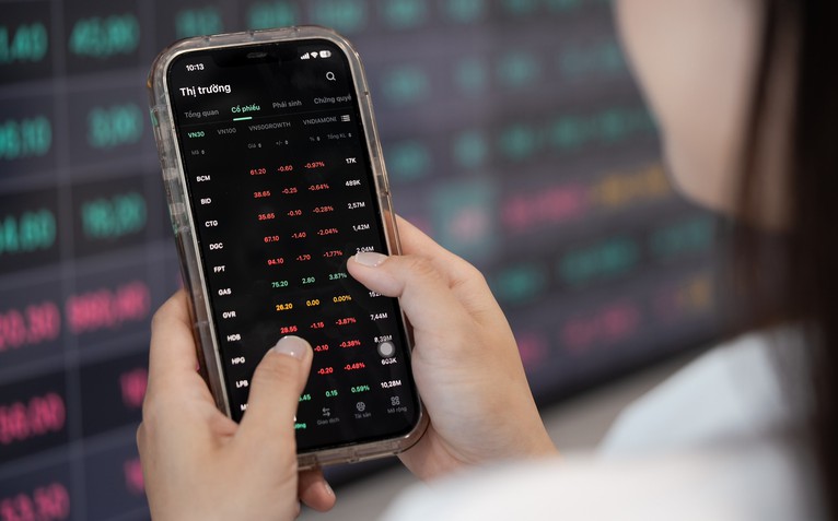 VN-Index hụt đà hồi phục, một cổ phiếu ngân hàng bất ngờ giảm sàn