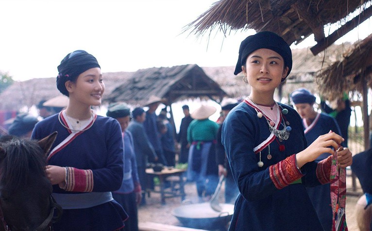 Á hậu Vân Nhi đóng vai con gái tộc trưởng đi tìm tình yêu trong phim Chuyện tình Khau Vai