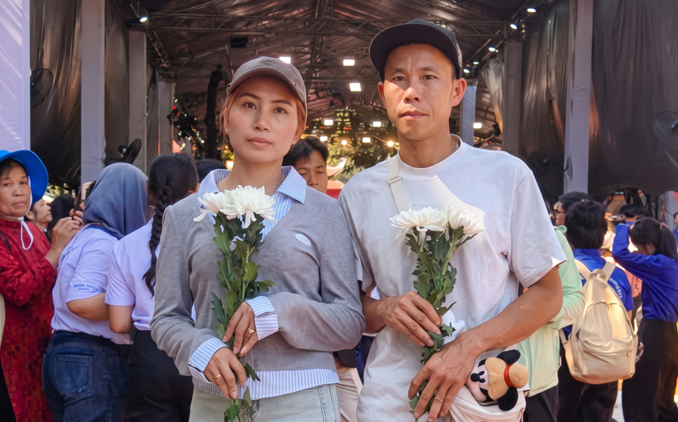 Vợ chồng ở Đà Lạt chở 4.000 cành cúc trắng đến TP.HCM tặng bà con để tiễn 731 liệt sĩ về nơi an nghỉ