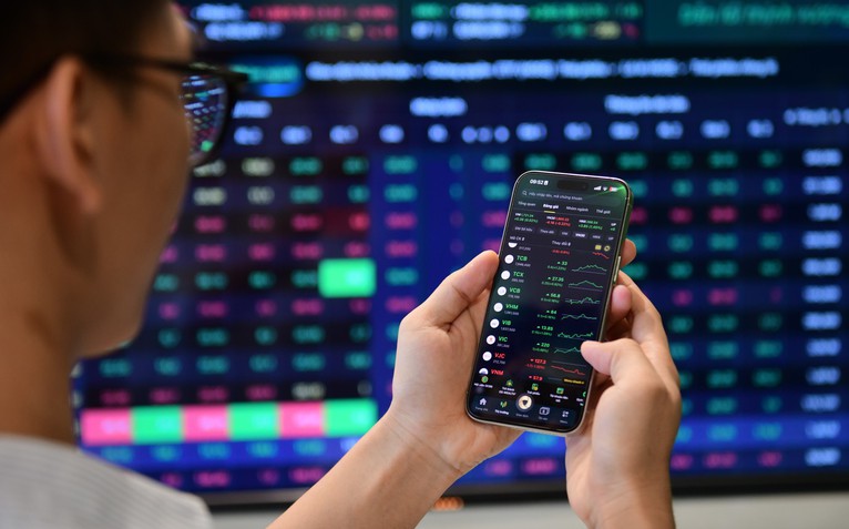 Chứng khoán 15-10: VN-Index thử thách mốc 1.700 điểm, đà giảm có thể tiếp diễn