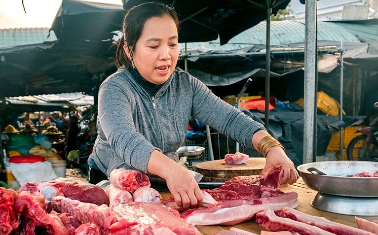Giá cả đầu ngày: Giá heo hơi lao dốc, sầu riêng tăng giá cuối vụ